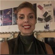 Je suis professeure de chant diplômée d’Etat et cantatrice professionnelle avec 25 ans d’expérience